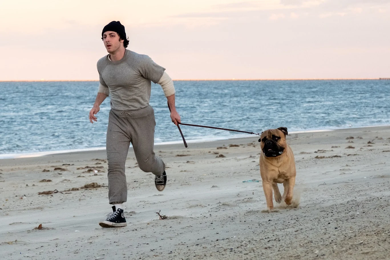 Anthony Ippolito como Sylvester Stallone em cena de Eu Sou o Rocky