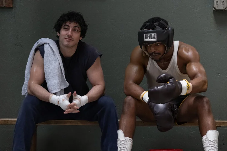 Anthony Ippolito e Stephan James em cena de Eu Sou o Rocky, com equipamento de boxe