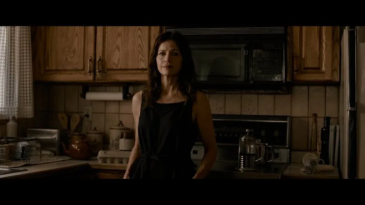 Carla Gugino como Ellen em uma cena de A Caixa do Demônio