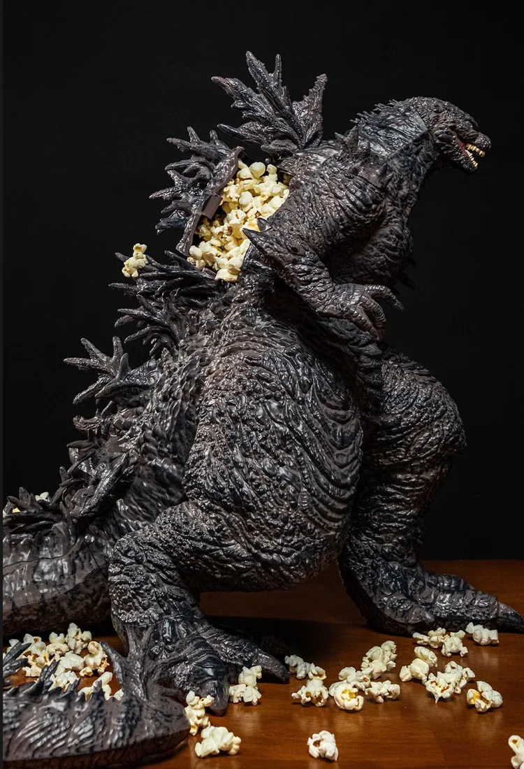 Balde de pipoca de Godzilla Minus Zero em formato do monstro, com pipocas nas costas