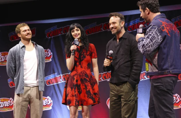 (E-D) Finn Jones, Krysten Ritter, Charlie Cox, y Brandon Davis