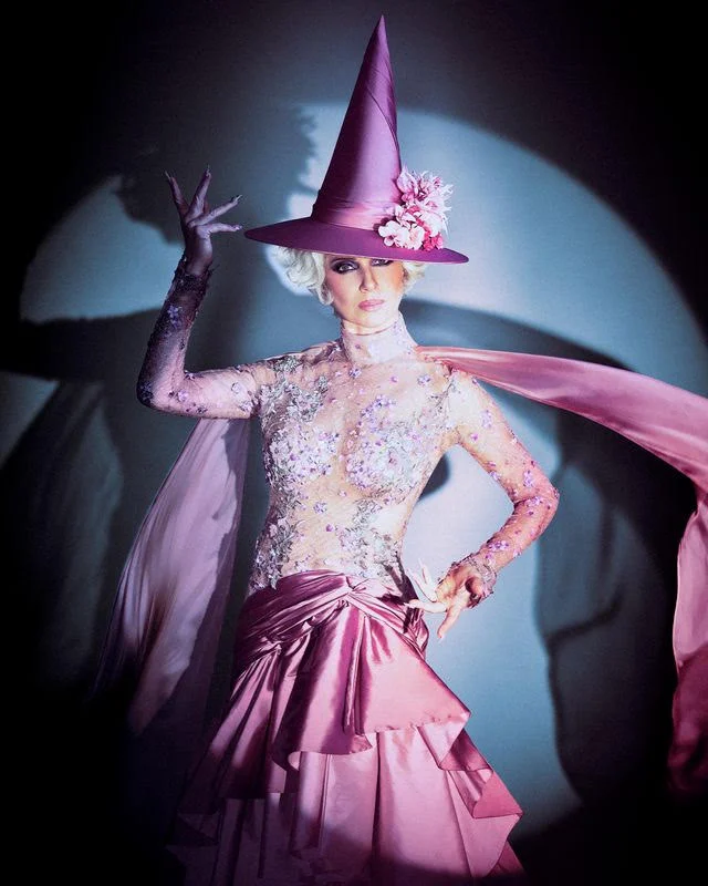 Letícia Spiller com figurino roxo e chapéu de bruxa inspirado na Rainha Celeste